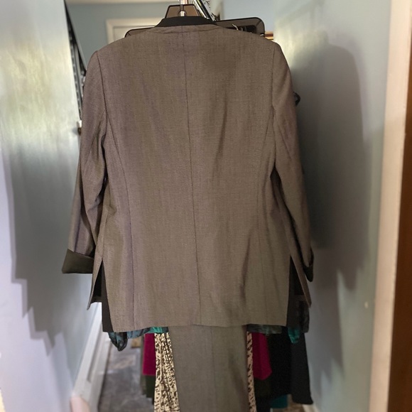 T Tahari charcoal suit for woman size 4 blazer and size 6 slacks. - Picture 5 of 5